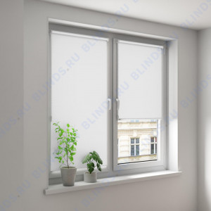 Минирулонные тканевые жалюзи Альфа блэкаут белый с алюминиевым слоем - фото на окне