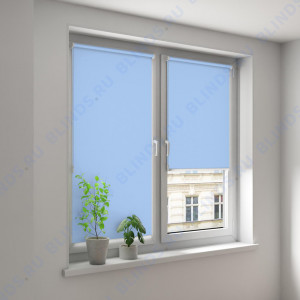 Минирулонные тканевые жалюзи Альфа блэкаут голубой - фото на окне