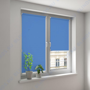 Минирулонные тканевые жалюзи Альфа блэкаут синий - фото на окне