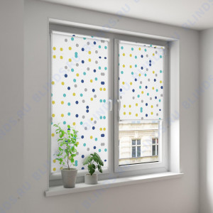 Минирулонные тканевые жалюзи Полька блэкаут синий - фото на окне