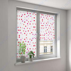 Минирулонные тканевые жалюзи Полька блэкаут красный - фото на окне