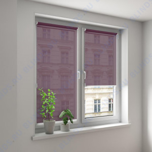 Минирулонные тканевые жалюзи Омега рубин - фото на окне