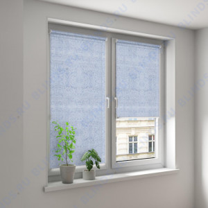 Минирулонные тканевые жалюзи Шёлк морозно-голубой - фото на окне