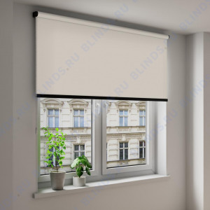 Рулонные шторы Coulisse Скрин SCR-3005-02 Ivory 5% светло-бежевый - фото на окне