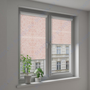 Рулонные тканевые жалюзи Уни-2 Шёлк блэкаут персиковый - фото на окне